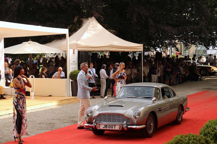 1964年「アストンマーティンDB5」。『007』の『ゴールドフィンガー』と『サンダーボール作戦』に使われた車両の1台である。撮影後、現代の価格に換算して約3000ユーロという安価で売却されたという。