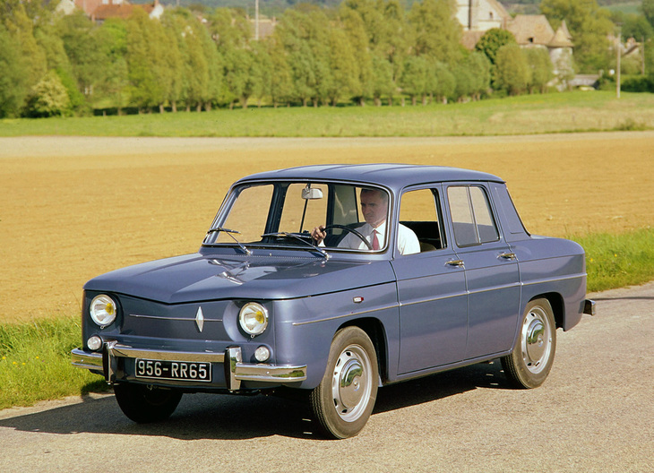 1962年「ルノー8」。「ドーフィン」のシャシーに角張ったボディーを載せ、エンジンを最高出力40PSの1リッターに増強したモデルで、1973年までつくられた。モータースポーツで活躍した「ゴルディーニ」仕様も有名。