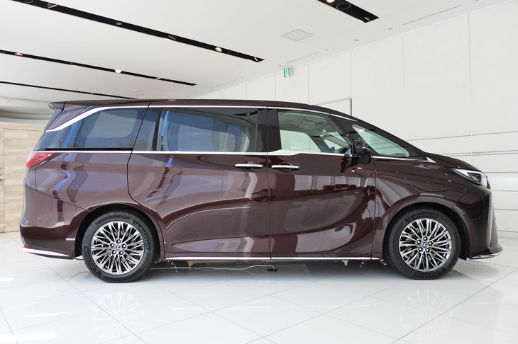 レクサスLM500h“バージョンL”（サイド）