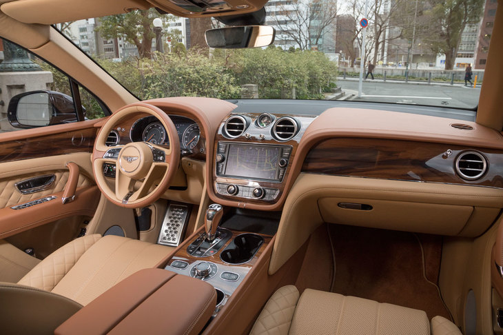 「ダブルウイング」と呼ばれるインストゥルメントパネルの造形は、ベントレーのエンブレムのイメージを発展させたもの。