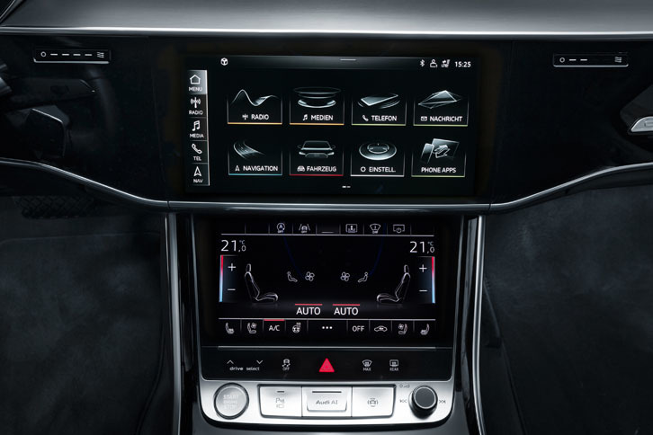 ナビやオーディオ、空調などの機能を統合コントロールするMMI（マルチメディアインターフェイス）は、タッチスクリーンを用いた“MMIタッチレスポンス”へと進化。従来のロータリープッシュボタンやタッチパッドは廃止された。