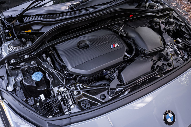 フロントに横置きされる2リッター直4ターボエンジンは、最高出力300PS/5750rpm、最大トルク400N・m/2000-4500rpmを発生。7段DCTが組み合わされる。