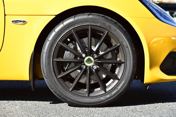 タイヤサイズはフロントが175/55R16で、リアが225/45R17。テスト車は「ヨコハマ・アドバンネオバAD07」を履いていた。