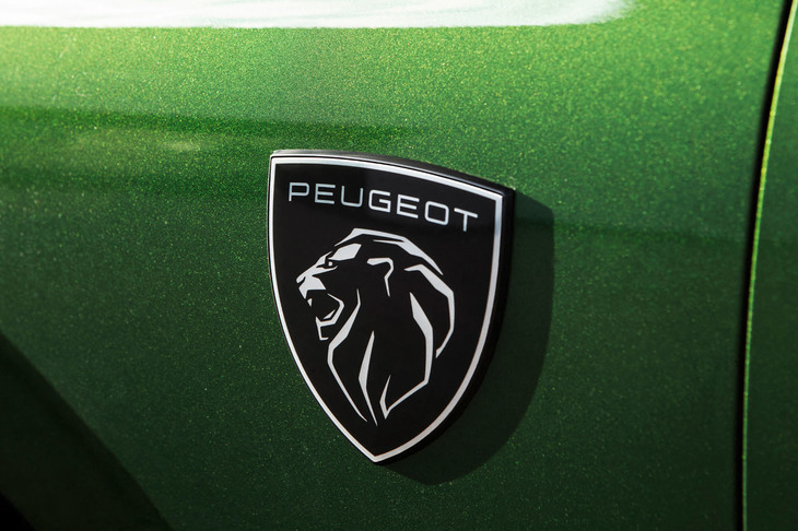 新型「308」から採用されたプジョーの新しいエンブレム。