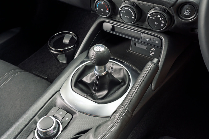 MT車には、シフトダウン時のアクセルのあおり不足によるギクシャクを軽減するべく、「ヒール＆トゥアシスト制御」が新たに採用された。
