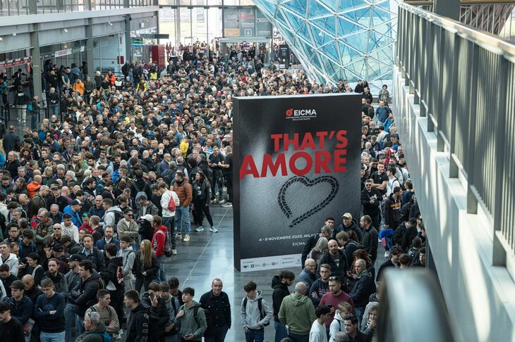 ミラノ市内で公共交通機関のストライキがあった11月7日（金）の、朝8時すぎの会場入り口の様子。一般公開日の開場は朝9時30分だが、1時間半前ですでにご覧のありさまだ。ストが解消した翌8日（土）の朝も同様で、開場前から多くの人がゲートに詰めかけたため、開場を30分早めたという。