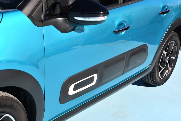 ドア部の「エアバンプ」も意匠変更。従来7つあった突起部は、ワイドなデザイン（3つ）に改められた。