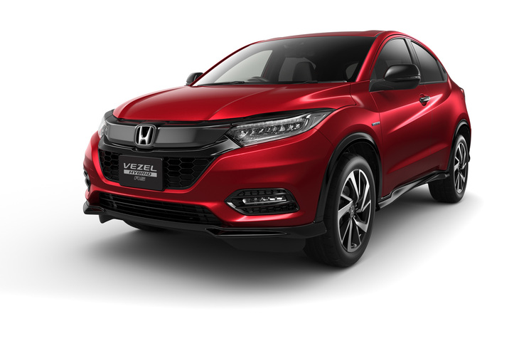 2013年12月に登場した初代「ヴェゼル」。「クーペのあでやかさとパーソナル感、ミニバンの使いやすさと快適性の融合を目指したクロスオーバーモデル」と開発のテーマがアナウンスされた。全長×全幅×全高＝4295×1770×1605mm、ホイールベース＝2610mmとなるコンパクトなボディーも特徴だった。