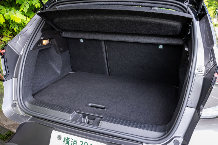 荷室容量は、マイルドハイブリッド車（写真）が欧州BセグメントSUVクラストップレベルとなる536リッター、フルハイブリッドが440リッターと発表されている。