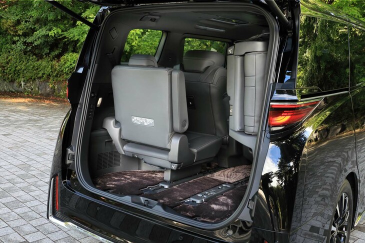 3列目シートの格納は手動の跳ね上げ式。2列目シートのスライドやリクライニング調整は、荷室のスイッチでも操作可能となっている。