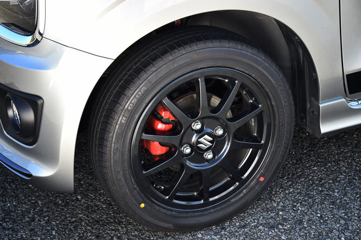 タイヤサイズは「ターボRS」と同じ165/55R15だが、操舵（そうだ）に対する応答性を高めるために、ホイールサイズは15インチ×4 1/2Jから15インチ×5Jに変更している。
