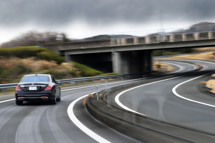 足まわりには、エアサスペンションを採用。高速走行時は、最大20mm車高を下げることで安定性を高める。