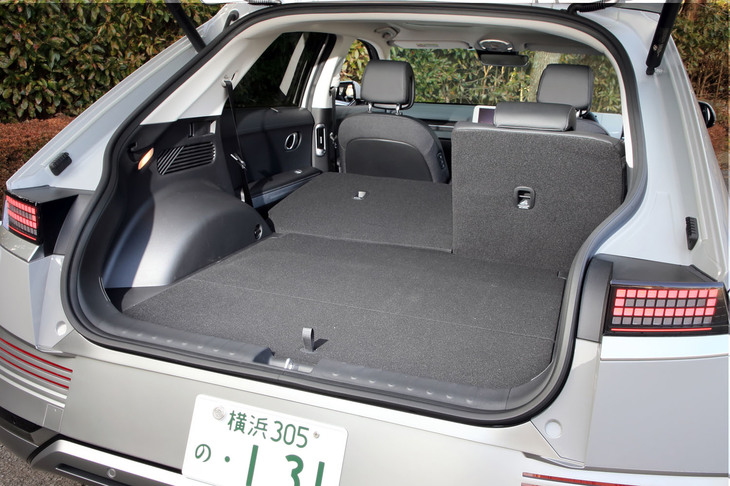 5人乗車時の荷室容量は527リッター。60：40の分割可倒式シートバックをすべて前方に倒すと、荷室容量を1016リッターに拡大できる。