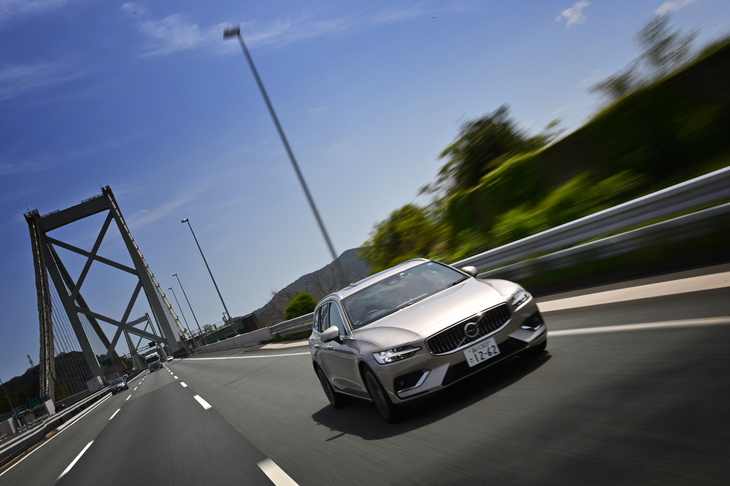 「V60」の「B4」は2021年12月にパワートレインをアップデート。ミラーサイクルエンジンを採用し、トランスミッションも8段ATからボルボ内製の7段DCTに変更された。