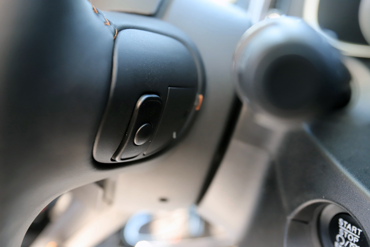 ステアリングホイールの裏側には、「フィアット500X」などと同じくオーディオの操作スイッチが備わっている。