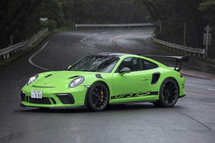 
	【ポルシェ911 GT3 RSのスペック】
	ボディーサイズ：全長×全幅×全高＝4557×1880×1297mm／ホイールベース：2453mm／車重：1470kg／駆動方式：RR／エンジン：4リッター水平対向6 DOHC 24バルブ ターボ／トランスミッション：7段AT／最高出力：520PS（383kW）/8250rpm／最大トルク：470N・m（47.9kgf・m）/6000rpm／タイヤ：（前）265/35ZR20 99Y／（後）325/30ZR21 108Y（ダンロップ・スポーツマックス レース2）／燃費：12.8リッター/100km（約7.81km/リッター、欧州複合サイクル）／価格：2692万円

	【取材時の燃費データ】
	テスト距離：332.9km（市街地1：高速道路7：山岳路2）／使用燃料：46.8リッター（ハイオクガソリン）／参考燃費：7.1km/リッター（満タン法）／7.4km/リッター（車載燃費計計測値）
	