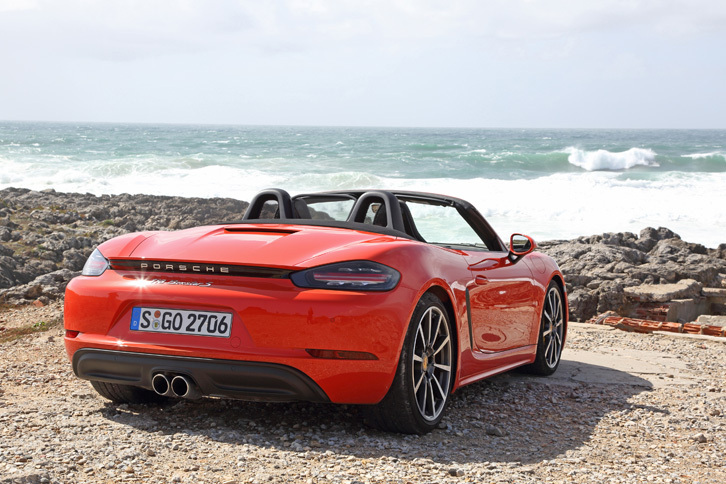 立体的な“PORSCHE”のロゴが目を引く「718ボクスターS」のリアビュー。（photo：Porsche Japan）