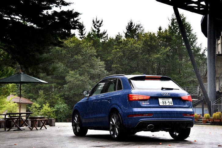 「アウディQ3」をベースとした高性能モデルとして2014年3月に日本に導入された「RS Q3」。現在では上級モデルの「RS Q3パフォーマンス」のみが日本で販売されている。