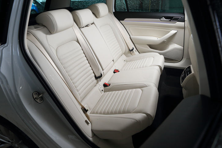 「アドヴァンス」の後席。9.9kWhのリチウムイオンバッテリーは、この下に搭載されている。