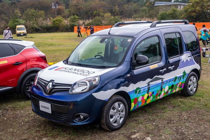 スリーエム ジャパンの出店ブースに展示されていた「3Mプリントラップフィルム」でカスタマイズされた「カングー」。簡単にオーナーの好みの色や模様に仕上げることができるという。