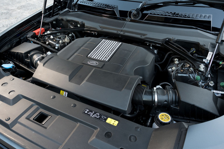 最高出力525PS、最大トルク625N・mを発生する5リッターV8スーパーチャージドエンジン。トルクは3リッター直6ディーゼルターボ（650N・m）のほうが大きい。