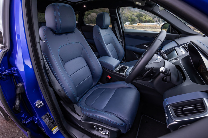 試乗車に装備されていた18ウェイ電動フロントシートは、フロント用ヒーター／クーラー／ポジションメモリーと、リアシートヒーターがセットとなるオプションアイテム。