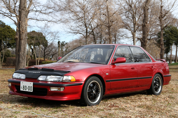 ノーズブラを着けた2代目「インテグラ」の4ドアハードトップ。俳優のマイケル・J・フォックスをイメージキャラクターに起用し、「カッコインテグラ」というダジャレコピーを掲げて1989年に登場。かつて上皇陛下が愛用していたことでも知られるモデルだ。