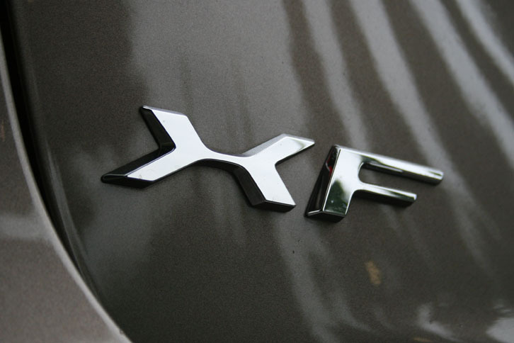 「XF 25tプレステージ」の車両価格は668万円。試乗車には、メタリックペイント（9万3000円）とシートヒーター（5万7000円）、アドバンスドパークアシストパック+サウンドカメラ（36万8050円）のオプションが付いて、総額は719万8050円に。