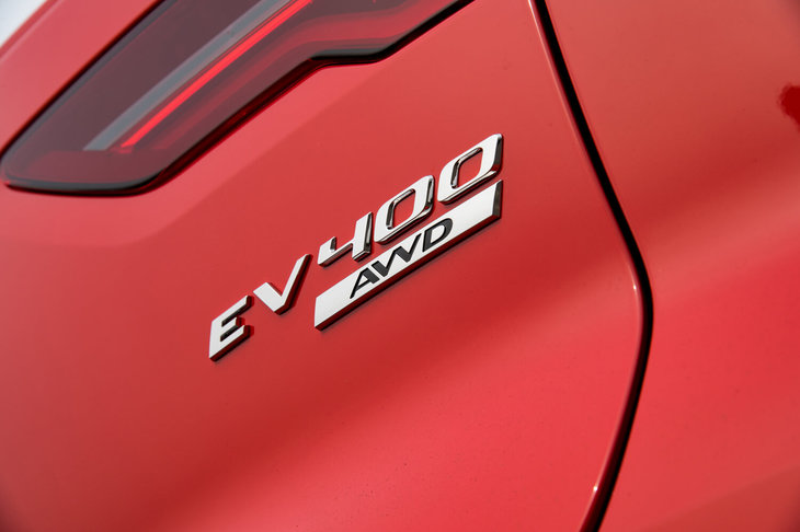 テールゲートを飾る「EV400 AWD」のバッジ。駆動システムは前軸、後軸の両方にモーターを搭載したツインモーター方式の4WDで、システム全体で400psの最高出力と696Nmの最大トルクを発生する。