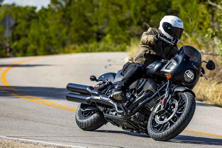 その巨体からは想像できない、高いコーナリング性能を備えていた「スポーツチーフ」。ベース車よりリーンアングルは大きくなっていたが、それでもステップを擦ってしまうほどだった。