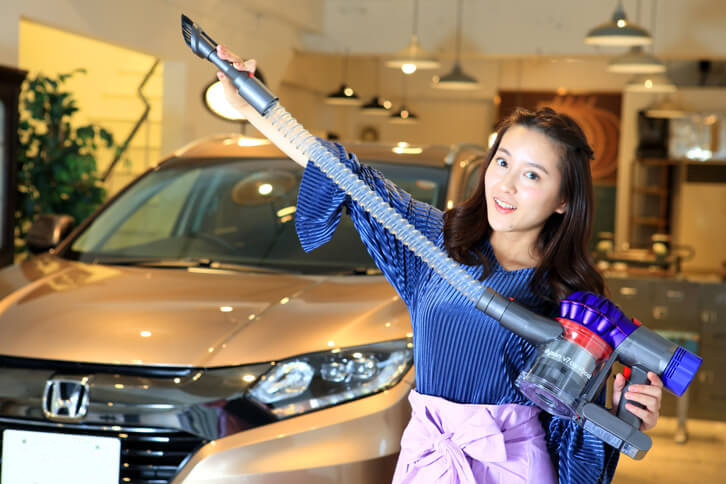 汚れないように前髪を後ろにまとめたら、いよいよお掃除スタート。「頼んだよ、ダイソン君！」