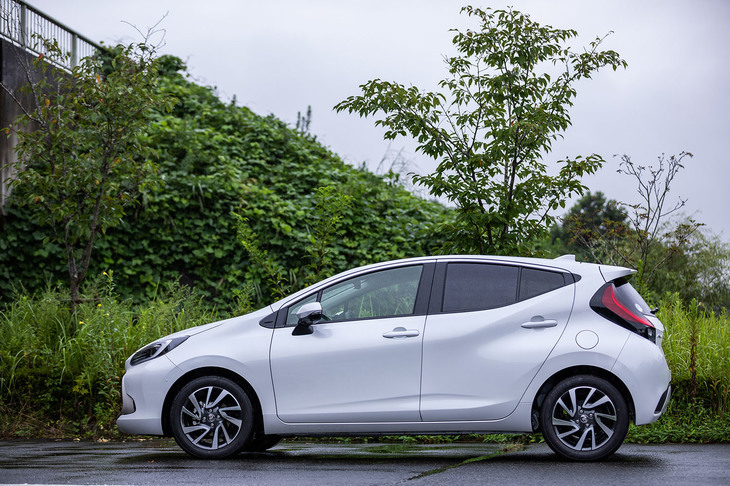 「トヨタ・アクアZ」（FWD車）のボディーサイズは全長×全幅×全高＝4050×1695×1485mm、ホイールベースは2600mm。ホイールベースは従来型よりも50mm延ばされているが、全長の数値に変更はない。