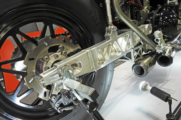 リアのスイングアームはアルミ削り出しのオリジナル。