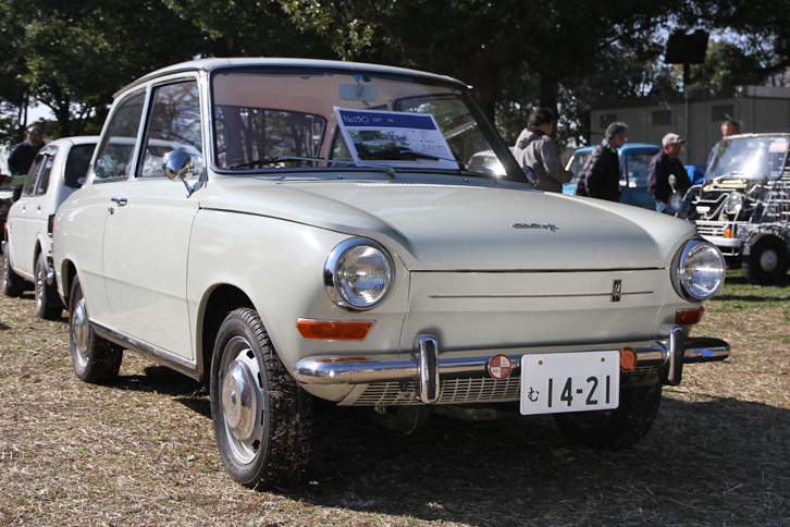 1968年「ダフ44」。ミケロッティの手になるボディーのフロントに空冷4ストローク水平対向2気筒844ccエンジンを搭載。リアアクスルの前方に置かれた、バリオマチックと称するラバーバンドを使った元祖CVTで後輪を駆動する、オランダ製の小型セダン。メーカーであるダフ（DAF）の乗用車部門は、1970年代にボルボに吸収された。