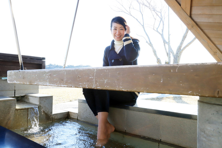 残念ながら、「道の駅 三芳村 鄙の里」に期待していたような花咲き乱れる光景はなし。取材した1月下旬だと、もう少し南下しないと花は楽しめないようだ。ただ、すぐに出発してはもったいないので、足湯で一休みすることに。