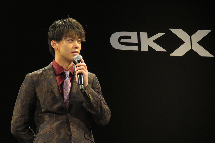 発表会では、「三菱eKクロス」のテレビCMに登場する、タレントの竹内涼真も登場。eKクロスを見たときの第一印象を聞かれ、「顔がカッコイイな！ と思いました」と回答した。