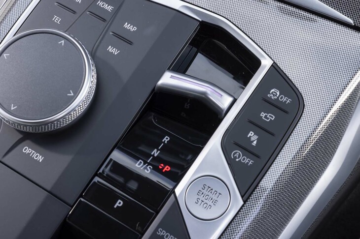 シフトセレクターはレバーから背丈の低いトグル式に変更されている。