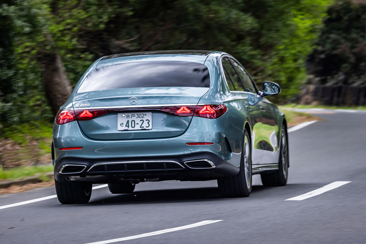 「E200」には、ピストンスピードによって油圧経路を機械的に2段階で切り替える「AGILITY CONTROLサスペンション」が標準で装備される。低速では柔らかめ、高速では固めの減衰となり、市街地や高速を上品に走るぶんには、潤いある有機的なストローク感が心地よい。