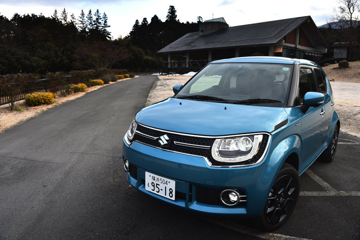 ボディーカラーは全8色で、一部の色ではルーフをブラックで塗り分けたブラック2トーンルーフ仕様も選択できる。