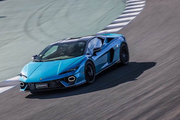 パワーユニットはV8エンジンを核としたプラグインハイブリッド。V8エンジン搭載のランボルギーニは1981年デビューの「ジャルパ」以来とのこと。