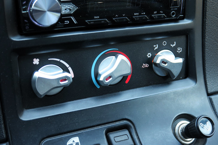 どうしてもラージリークが直らなかったエアコンについては、最後の手段であるシール剤を注入。ひとまずガス漏れは解消した。このまま、何事もなければいいんだけど……。