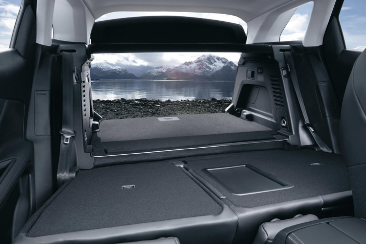 荷室容量は、従来モデルより88リッター大きい520リッターを実現。また、ワンタッチで後席を倒すことができる。