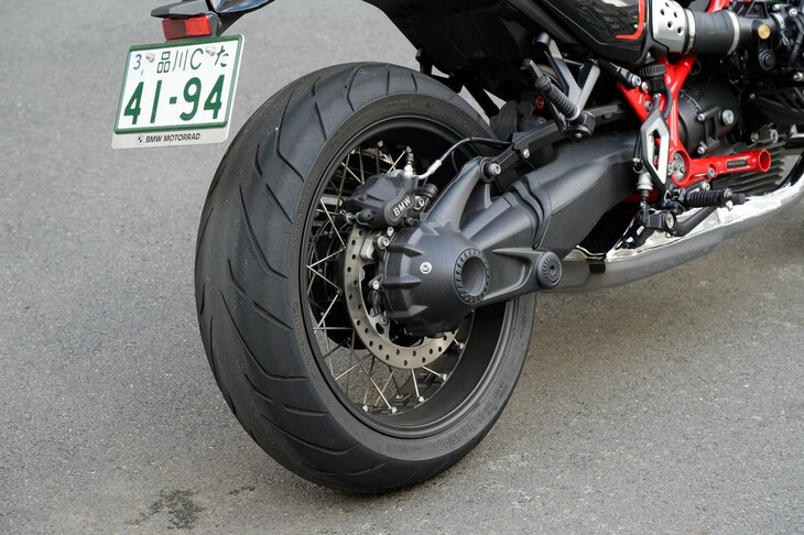 タイヤサイズは前が120/70ZR17、後ろが180/55ZR17。試乗車にはドライグリップ性能に加えて、ウエット性能やロングライフ性能も重視した「コンチネンタル・コンチロード」が装着されていた。