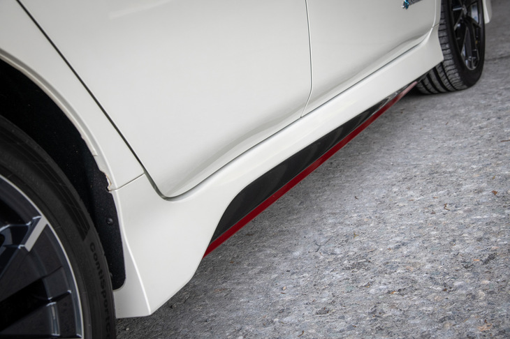 前後のバンパーやサイドシルプロテクターなど、「リーフNISMO」の空力パーツにはレースで培われた技術が取り入れられているという。