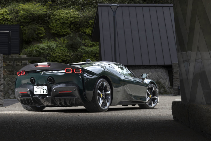 「SF90ストラダーレ」の世界初公開は2019年6月。同年10月には日本でもお披露目されたが、昨今のコロナ禍の影響もあり、それから“公道デビュー”までにはいささかの時間を要することとなった。