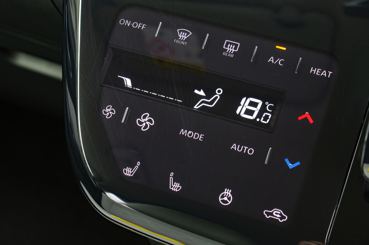 三菱eKクロスEV P（空調のコントロールパネル）