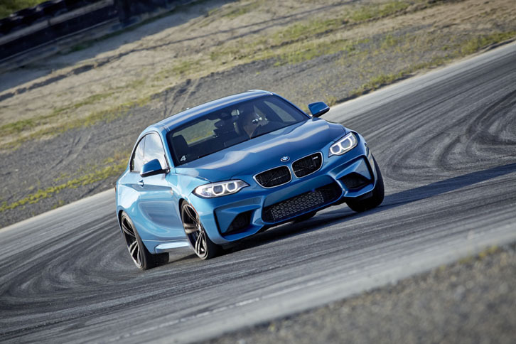 ラグナセカ・レースウェイを行く「M2クーペ」。同サーキットは米国カリフォルニア州モントレーにあり、コース長は約3.6km。約15mもの高低差があるS字コーナー、コークスクリューが有名。