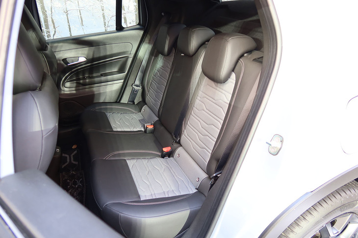 ジープ・アベンジャー4xeハイブリッド（リアシート）