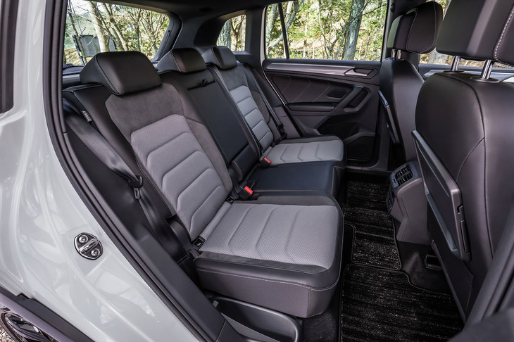 リアシートにはスライド＆リクライニング機構が備わる。座面から天井までの高さは1010mmで、ゆったりとした居住空間になっている。