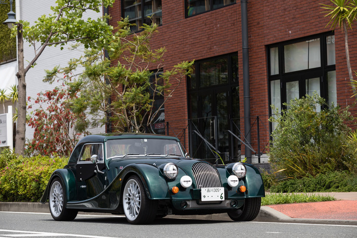 設計の全面刷新により、動力性能と動的質感を高めた「プラスシックス」。環境性能の面でも、CO2排出量は170g/kmと、モーガン車としては過去最少の数値にとどめられた。